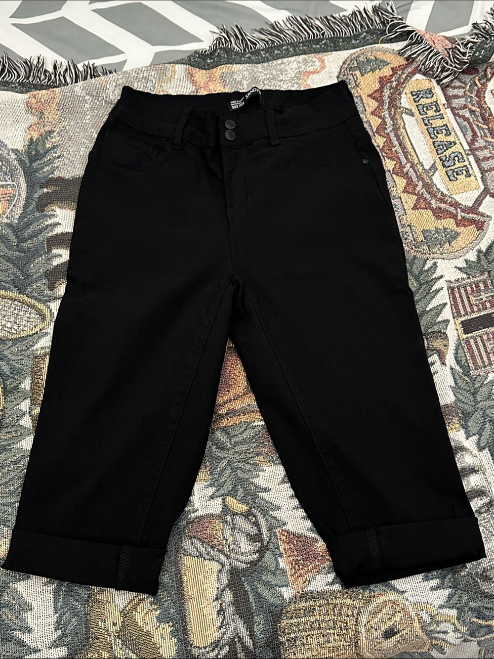 Sandpiper Women’s Black High-Waist Capri Jeans